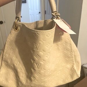 LV ARTSY CREAM BAG